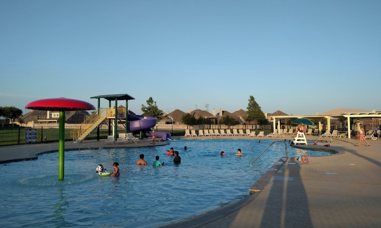 Castle Hills North Pool - Dallas Metroplex Real Estate 